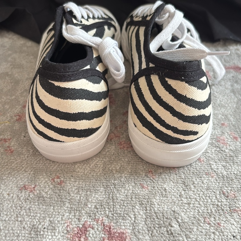 Zebra Print Sneaker 🦓 - Picture 6 of 8